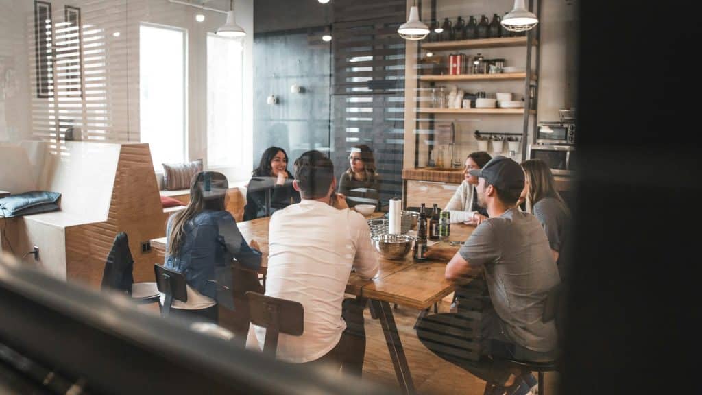 Un groupe de collègues profite d'un moment ensemble autour d'une table en gestion de projet