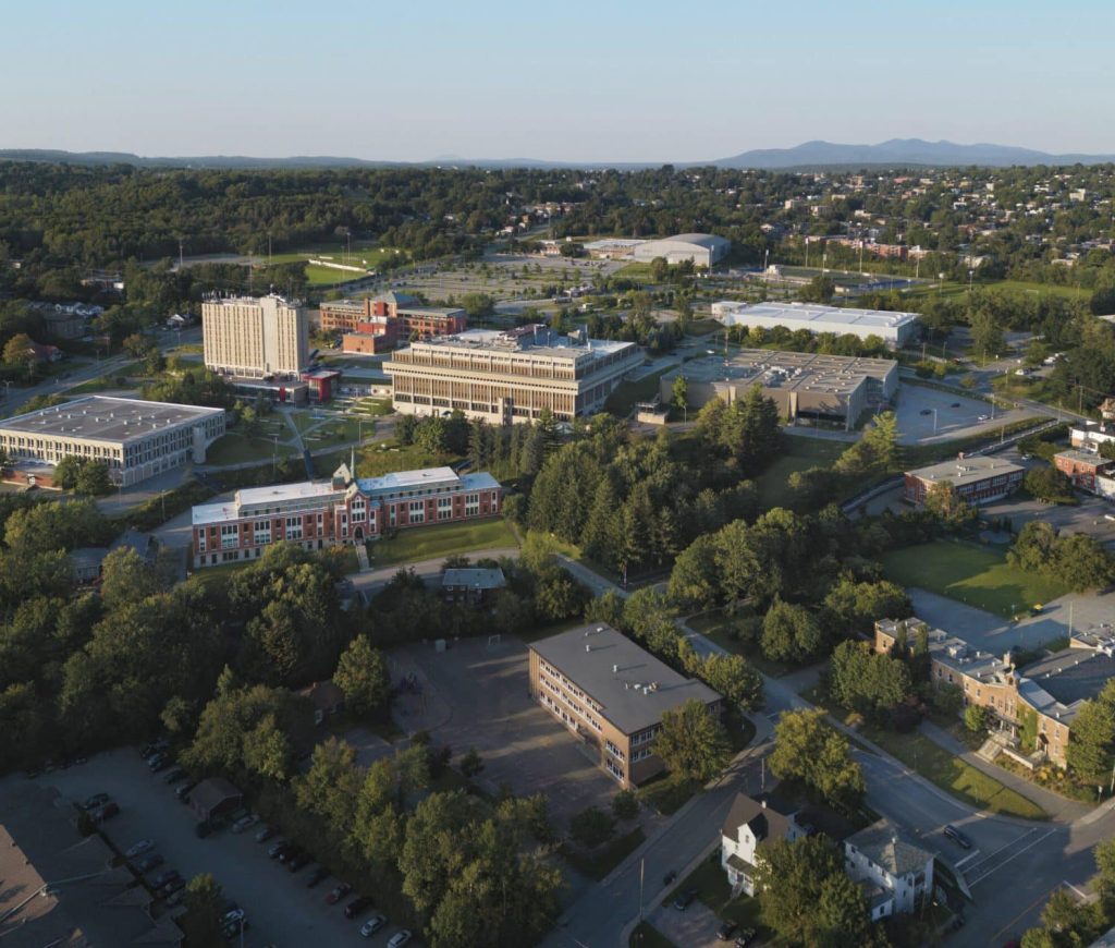 Plan de drône du campus dans lequel on peut voir tous les pavillons du Cégep
