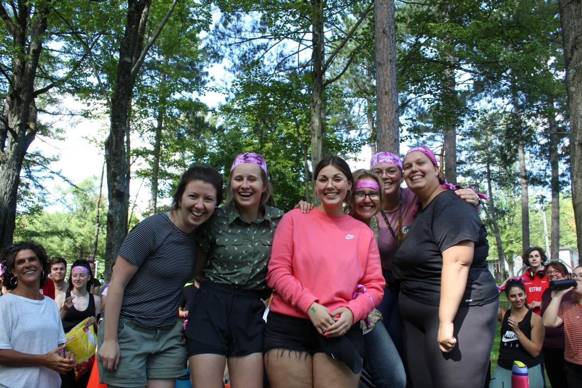 Groupe d'étudiants et d'étudiantes qui s'amusent en forêt.