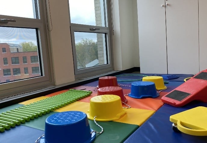 Salle spécialisée avec équipement de couleurs pour développement moteur
