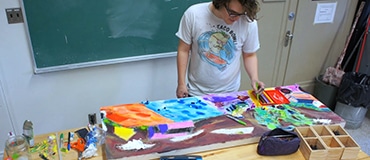 Personne qui analyse plusieurs formes d'arts