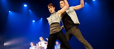 extrait d'un spectacle avec un couple en avant-plan
