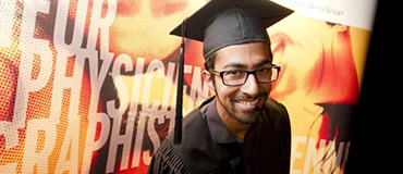 jeune diplômé à la peau foncé portant barbe et lunettes