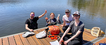 jeunes travaillent dans un lac