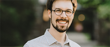 Jeune homme cheveux bruns, portant lunette et barbe