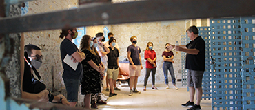 Plusieurs jeunes portant le masque assistent à une présentation dans un lieu