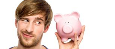 homme cheveux châtains et barbe avec un tirelire rose en forme de cochon