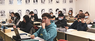 Jeune étudiant en avant-plan d'une classe