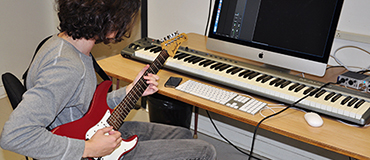 Jeune homme avec guitare et claver