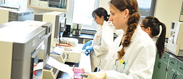 photo de femmes en laboratoire et portant un sarrau