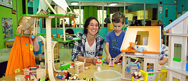 une technicienne en garderie avec des enfants