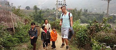 Jeune homme cheveux semi-rasé avec des enfants vietnamiens