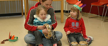 enfants et technicienne en garderie