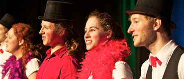 Jeunes chanteurs avec costume boa et chapeau haut de forme