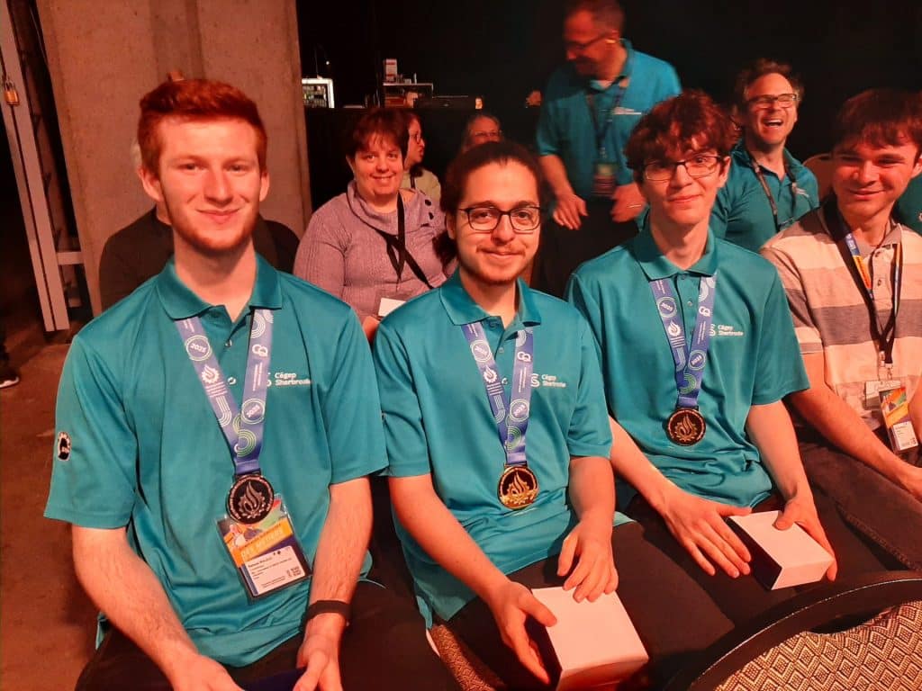 Trois étudiants médaillés